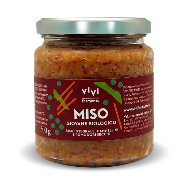 MISO JEUNE BIOLOGIQUE. RIZ BRUN, HARICOTS CANNELLINI ET TOMATES SÉCHÉES AU SOLEIL.